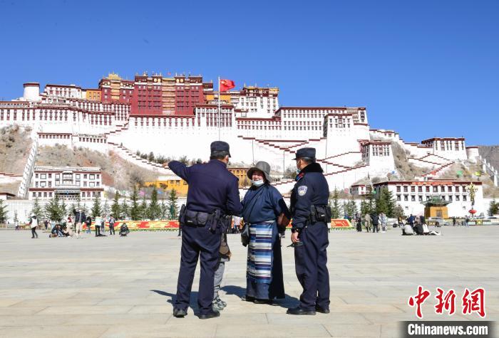 圖為1月23日，布達(dá)拉宮廣場(chǎng)派出所民警正在回答民眾咨詢?！∝暩聛硭?攝