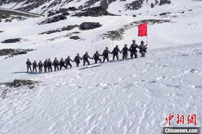 春節(jié)期間，西藏軍區(qū)山南軍分區(qū)某邊防團(tuán)官兵踏雪巡邊。　旦增晉美 攝