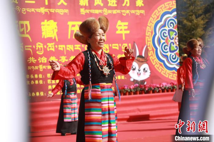 圖為藏歷新年活動(dòng)現(xiàn)場(chǎng)?！埩?攝