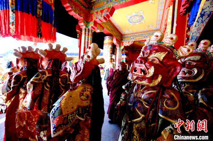 2月19日，楚布寺僧人們佩戴面具準備參加跳神活動?！±盍?攝
