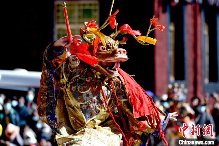 2月19日，楚布寺僧人佩戴面具參加跳神活動?！±盍?攝