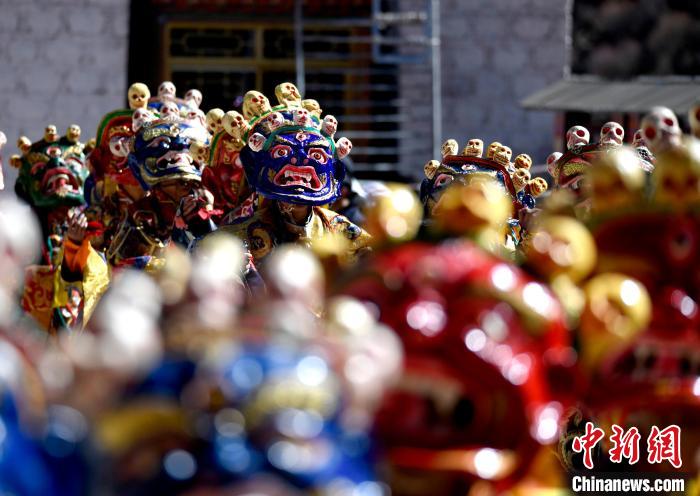 2月19日，楚布寺僧人們佩戴面具參加跳神活動。　李林 攝