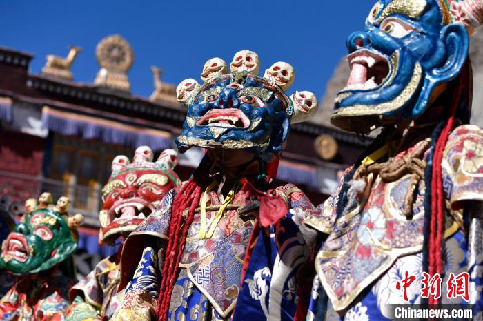 2月19日，楚布寺僧人們佩戴面具參加跳神活動。　李林 攝