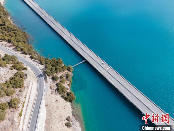 圖為西藏林拉高等級(jí)公路多布湖段風(fēng)光?！〗w波 攝