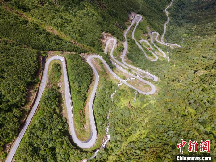 圖為西藏山南錯(cuò)那縣的盤山公路，錯(cuò)那縣被命名為全國(guó)“四好農(nóng)村路”示范縣?！〗w波 攝
