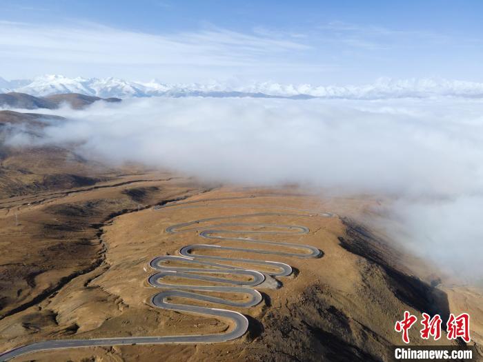 圖為西藏定日縣，前往珠穆朗瑪峰大本營(yíng)蜿蜒的公路與云海?！〗w波 攝