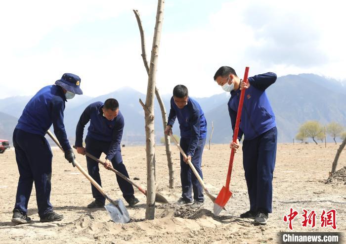 林芝市巴宜區(qū)森林消防中隊志愿服務(wù)隊正在平坑。　西繞拉翁 攝