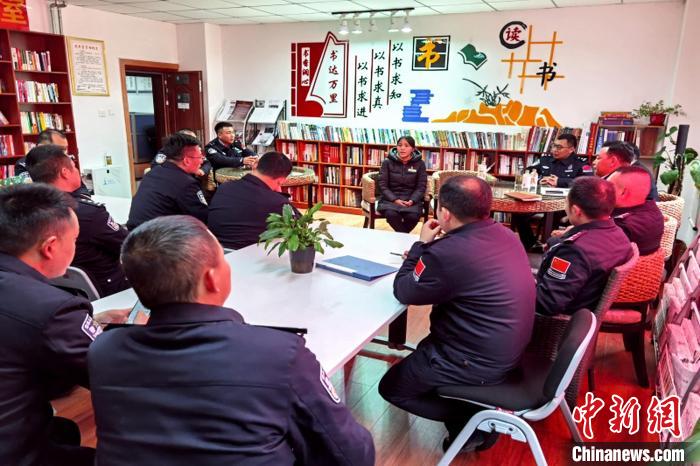 圖為亞東出入境邊防檢查站民警與銀行業(yè)務(wù)人員進行金融知識深入交流?！『?攝