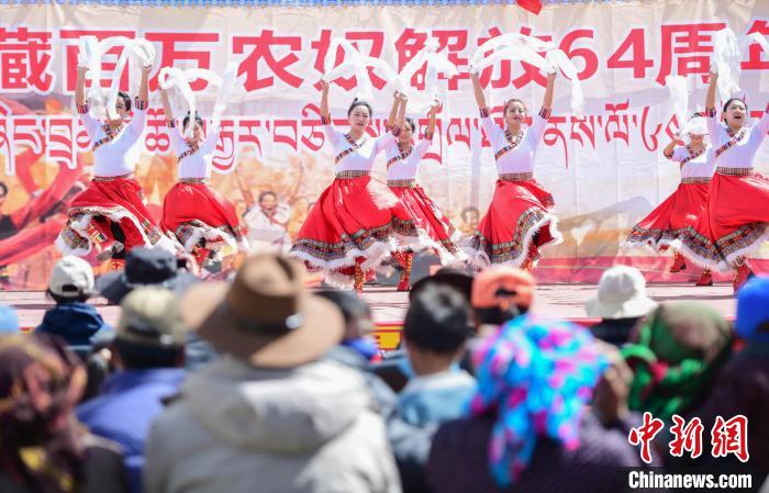 圖為墨竹工卡縣龍珠崗村，文藝演出現(xiàn)場?！∝暩聛硭?攝