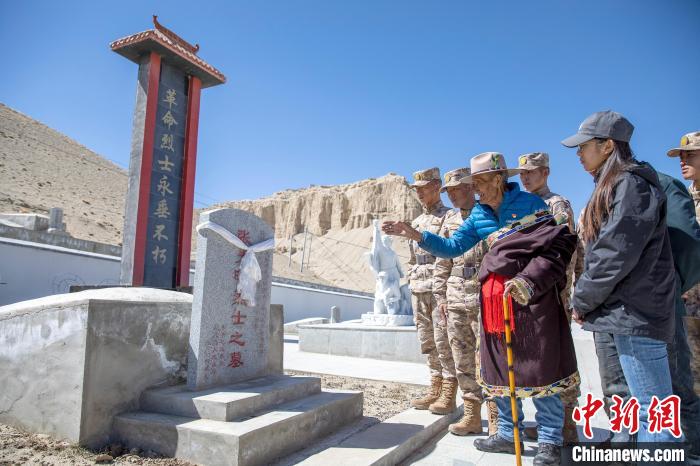 圖為在西藏阿里地區(qū)札達(dá)縣烈士陵園，82歲的次仁南杰老人為軍民代表講述新舊西藏的變化?！詵| 攝