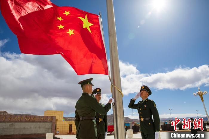 圖為在西藏阿里地區(qū)札達(dá)縣，軍民共同舉行升國(guó)旗儀式，慶祝西藏百萬(wàn)農(nóng)奴解放紀(jì)念日?！詵| 攝