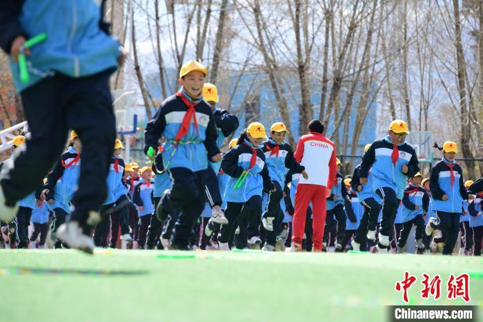圖為學(xué)生在跳繩教練齊景龍的指導(dǎo)下做準備運動。　貢嘎來松 攝