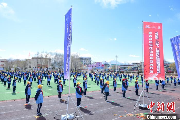 圖為學(xué)生在跳繩教練齊景龍的指導(dǎo)下做準備運動。　貢嘎來松 攝