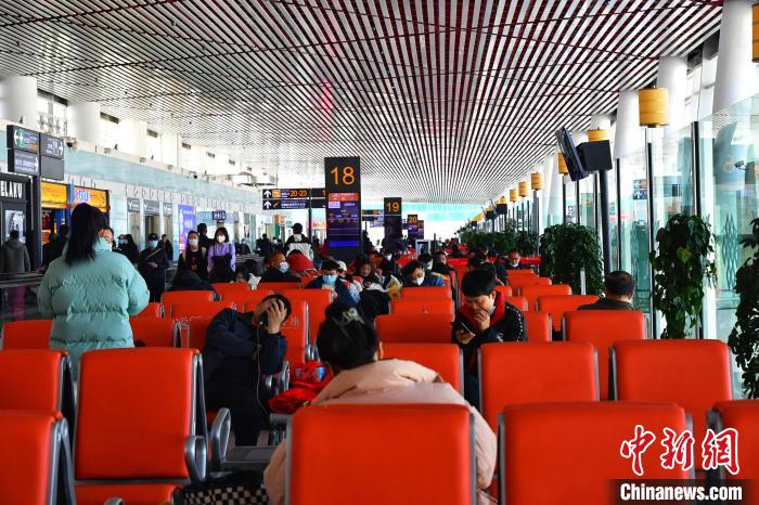 圖為旅客在機(jī)場候機(jī)室等待登機(jī)。　周航 攝