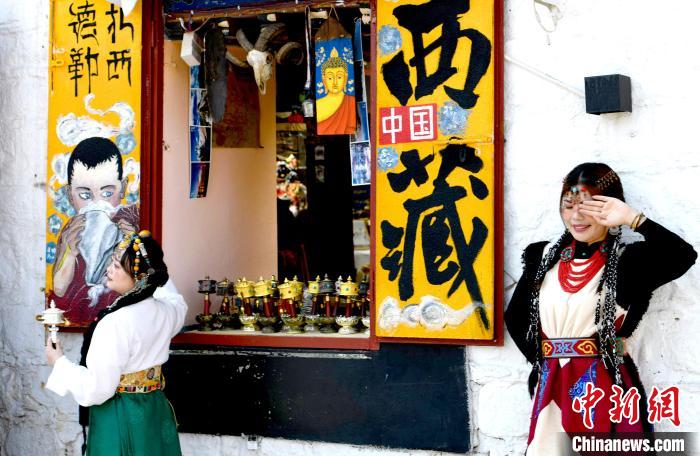 4月17日，游客身著藏式元素服裝在拉薩八廓街拍照留念?！±盍?攝