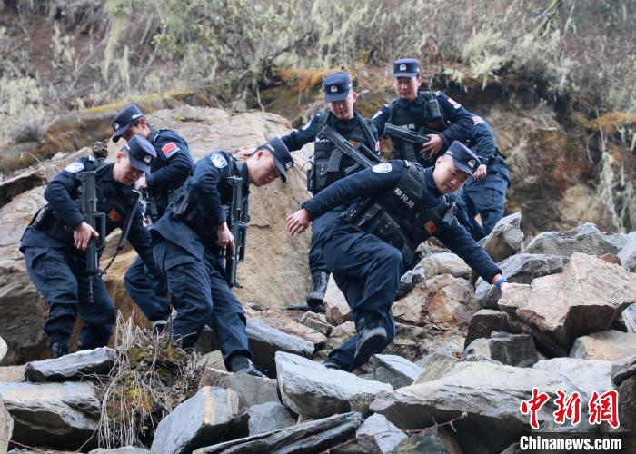 山南邊境管理支隊(duì)玉麥邊境派出所民警在邊境巡邏途中穿過(guò)亂石區(qū)?！∴嶇?攝