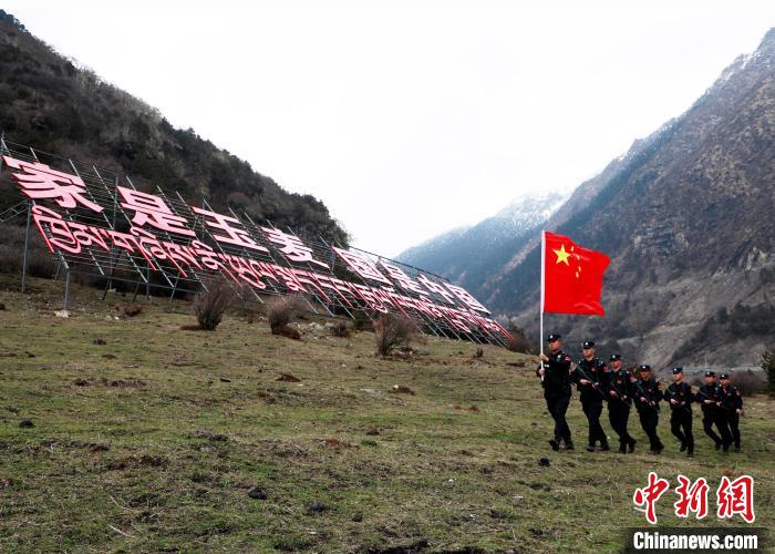 山南邊境管理支隊(duì)玉麥邊境派出所民警在轄區(qū)開展巡邏?！∴嶇?攝