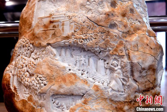 圖為5月16日，展覽中的漢白玉雕作品《猴子變?nèi)恕??！±盍?攝