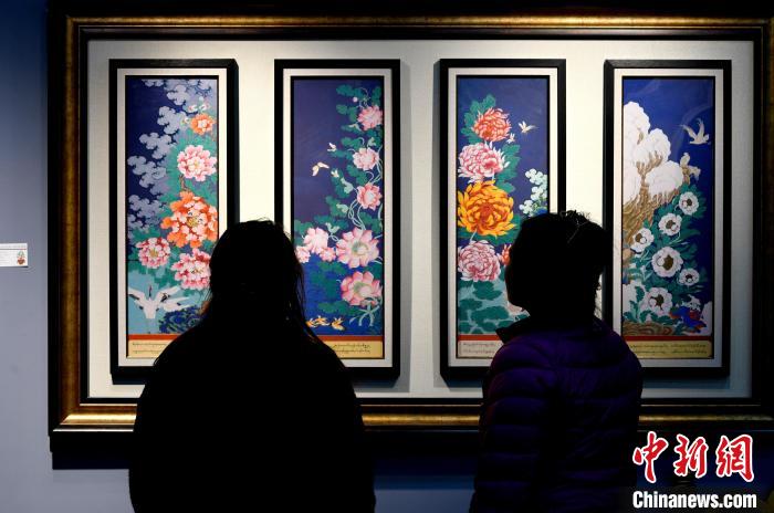 圖為5月16日，觀眾正在欣賞展覽中的新創(chuàng)唐卡作品?！±盍?攝