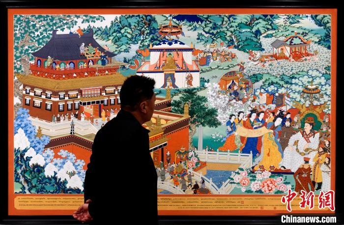 圖為5月16日，觀眾正在欣賞展覽中的新創(chuàng)唐卡作品。　李林 攝