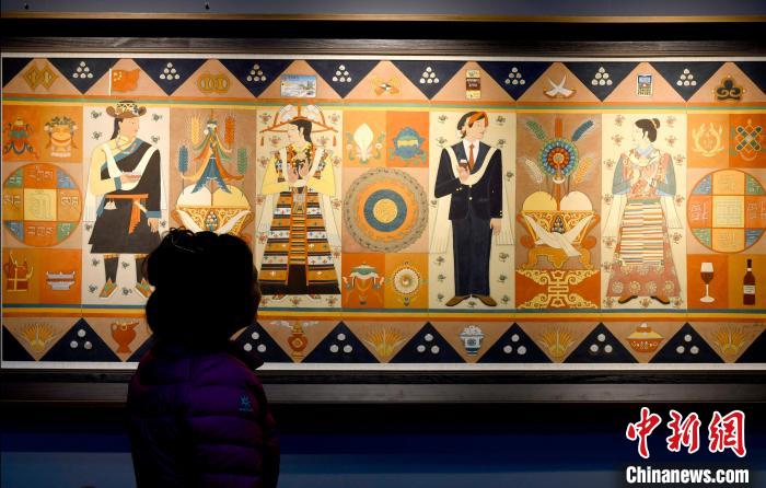 圖為5月16日，觀眾正在欣賞展覽中的新創(chuàng)唐卡作品?！±盍?攝