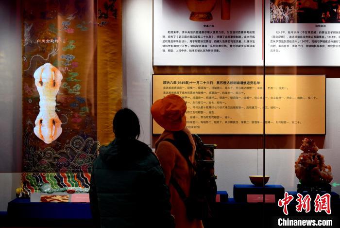 圖為5月18日，觀眾正在欣賞展覽。　李林 攝