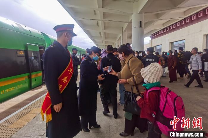 日喀則火車站工作人員引導乘客乘坐高原復興號?！《飞降?攝