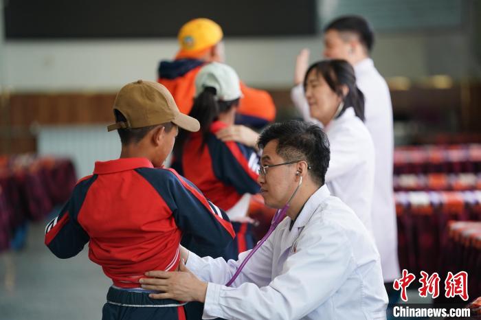 6月26日，西藏日喀則特校的孩子參加先心病篩查?！√K丹 攝