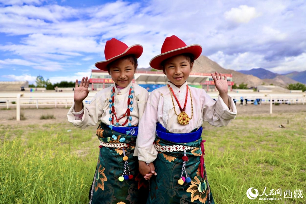 比賽現(xiàn)場外身著民族服飾的藏族小女孩兒。